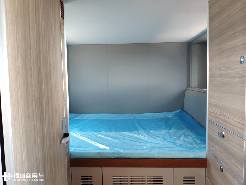 移动的两层小别墅?这款奔驰卡车底盘房车,竟需要大客车驾照才能开 - 第15张 - 提加商用车网 移动的两层小别墅?这款奔驰卡车底盘房车,竟需要大客车驾照才能开 - 第15张