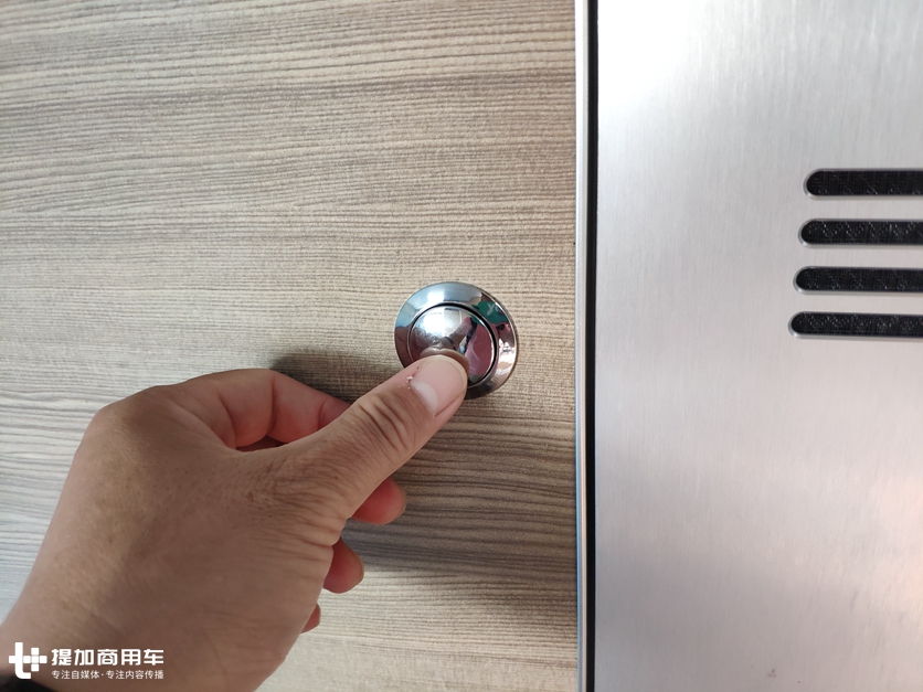 移动的两层小别墅？这款奔驰卡车底盘房车，竟需要大客车驾照才能开 - 第16张