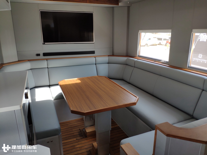 移动的两层小别墅?这款奔驰卡车底盘房车,竟需要大客车驾照才能开 - 第17张 - 提加商用车网 移动的两层小别墅?这款奔驰卡车底盘房车,竟需要大客车驾照才能开 - 第17张