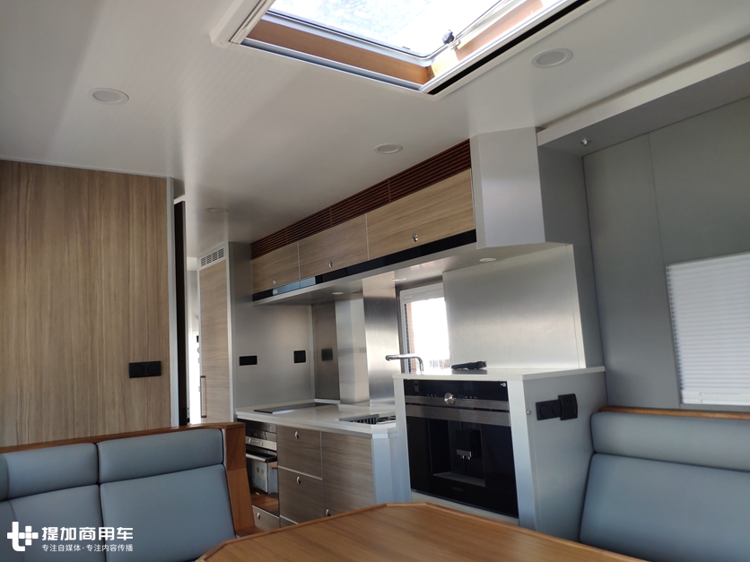 移动的两层小别墅?这款奔驰卡车底盘房车,竟需要大客车驾照才能开 - 第19张 - 提加商用车网 移动的两层小别墅?这款奔驰卡车底盘房车,竟需要大客车驾照才能开 - 第19张