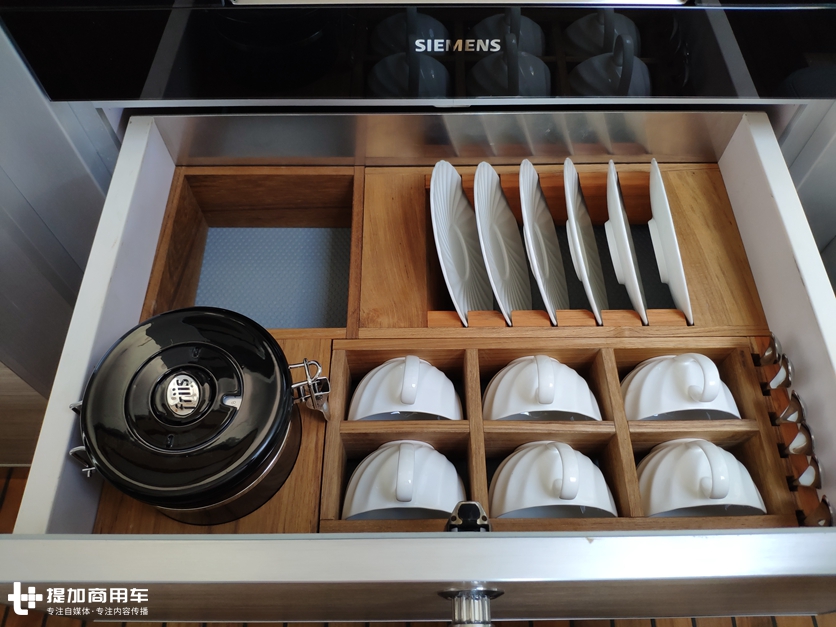 移动的两层小别墅？这款奔驰卡车底盘房车，竟需要大客车驾照才能开 - 第20张