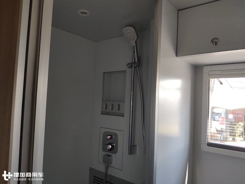 移动的两层小别墅?这款奔驰卡车底盘房车,竟需要大客车驾照才能开 - 第21张 - 提加商用车网 移动的两层小别墅?这款奔驰卡车底盘房车,竟需要大客车驾照才能开 - 第21张