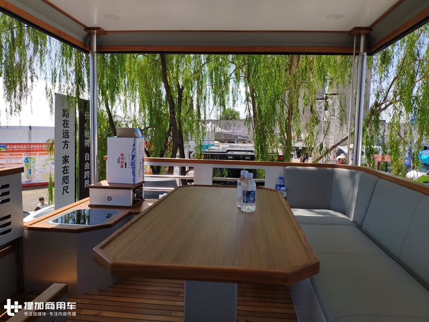 移动的两层小别墅?这款奔驰卡车底盘房车,竟需要大客车驾照才能开 - 第24张 - 提加商用车网 移动的两层小别墅?这款奔驰卡车底盘房车,竟需要大客车驾照才能开 - 第24张