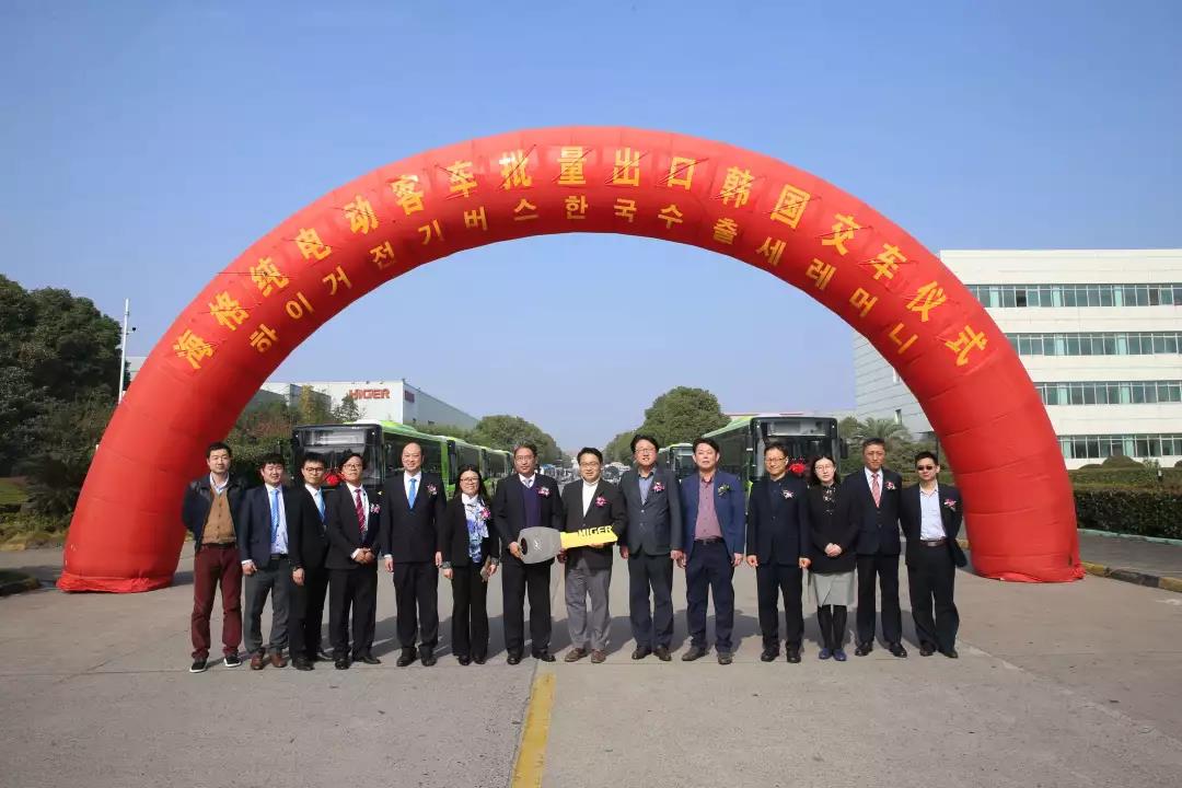 走进韩国-看景福宫前的海格纯电公交 - 第1张