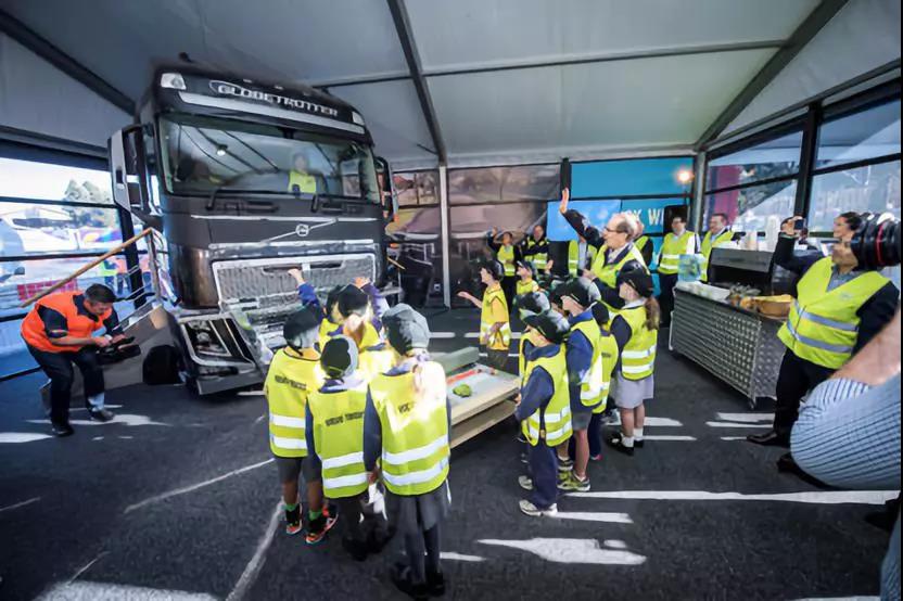 一停,二看,三挥手,看沃尔沃卡车针对儿童的交通安全三部曲 - 第4张 - 提加商用车网 一停,二看,三挥手,看沃尔沃卡车针对儿童的交通安全三部曲 - 第4张