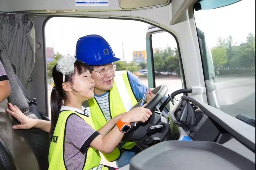 一停,二看,三挥手,看沃尔沃卡车针对儿童的交通安全三部曲 - 第6张 - 提加商用车网 一停,二看,三挥手,看沃尔沃卡车针对儿童的交通安全三部曲 - 第6张