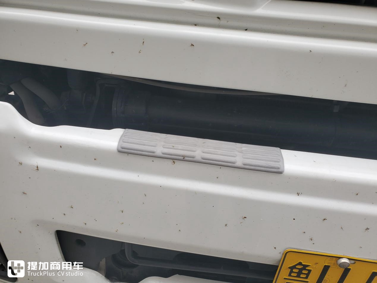 庆铃产的五十铃VC46牵引车，车主说当时花40万买的，发动机用起来很省油 - 第7张