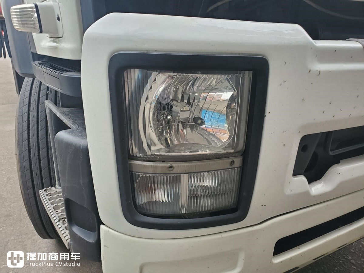庆铃产的五十铃VC46牵引车，车主说当时花40万买的，发动机用起来很省油 - 第8张