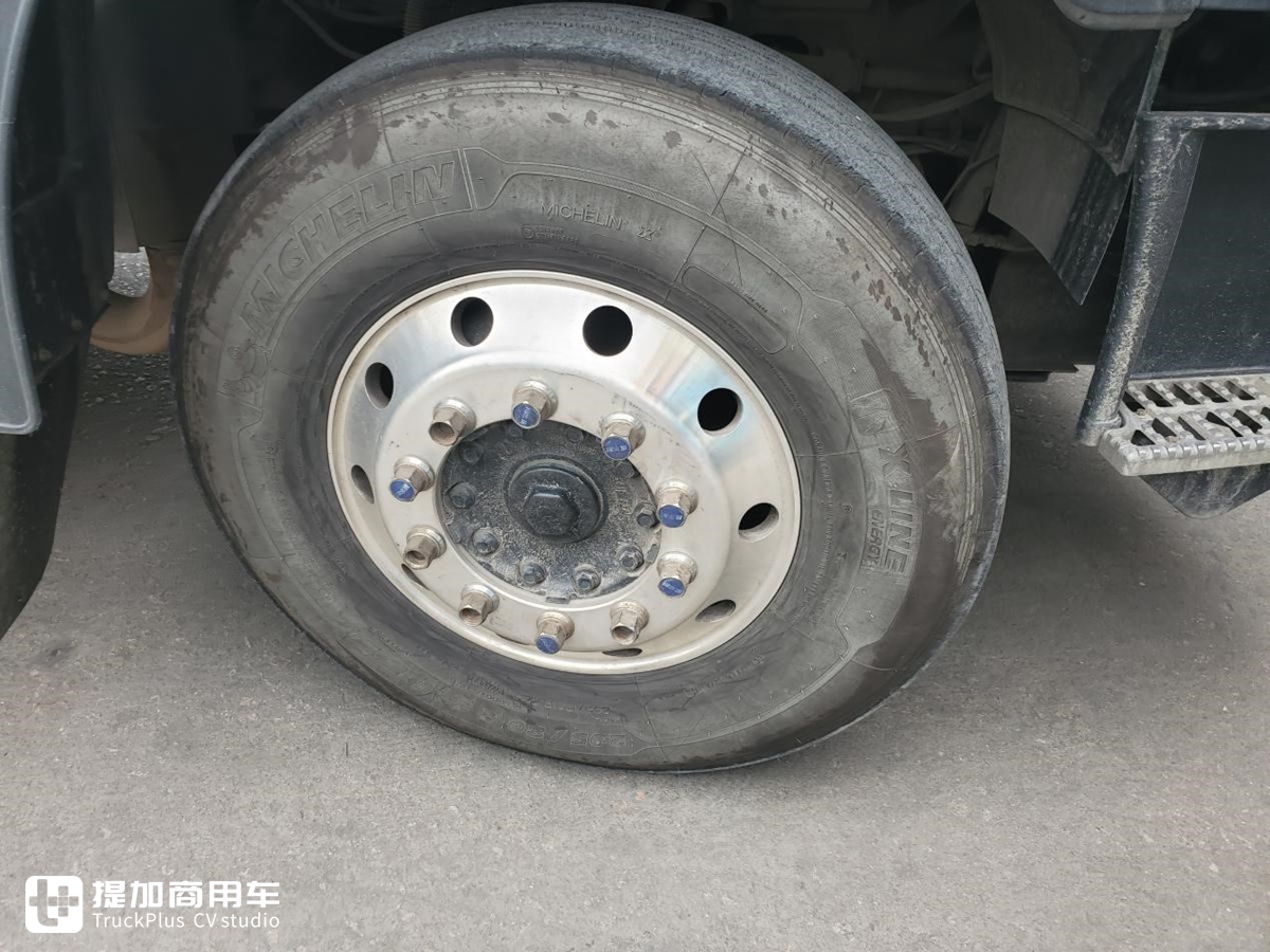 庆铃产的五十铃VC46牵引车，车主说当时花40万买的，发动机用起来很省油 - 第9张