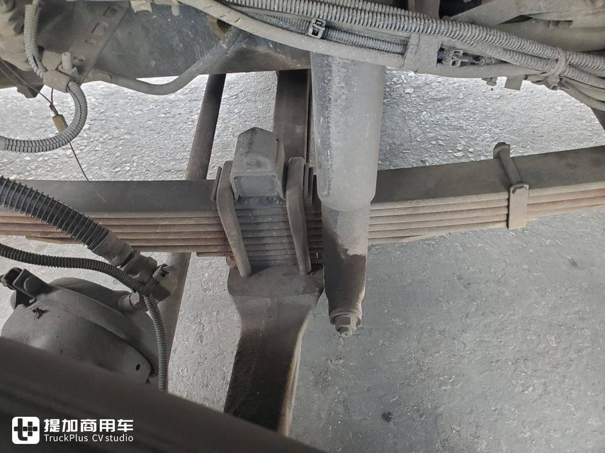 庆铃产的五十铃VC46牵引车，车主说当时花40万买的，发动机用起来很省油 - 第10张