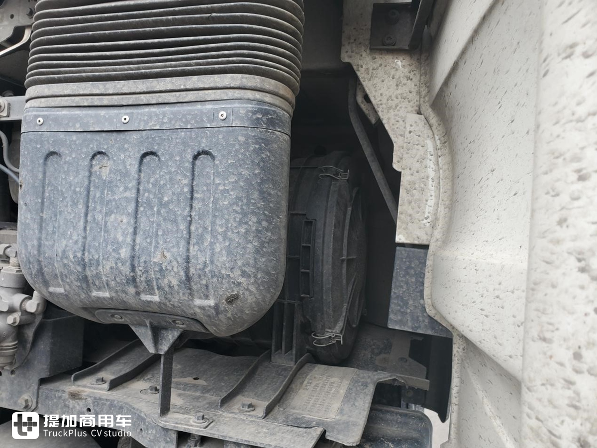 庆铃产的五十铃VC46牵引车，车主说当时花40万买的，发动机用起来很省油 - 第12张