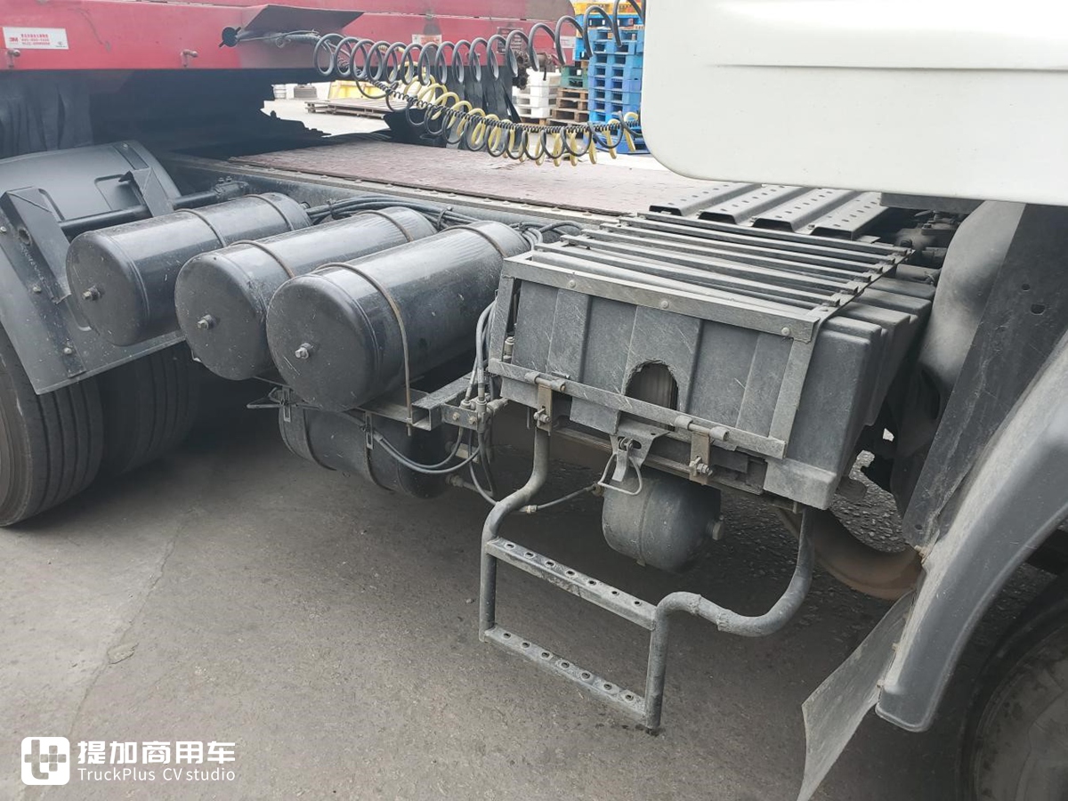 庆铃产的五十铃VC46牵引车，车主说当时花40万买的，发动机用起来很省油 - 第13张
