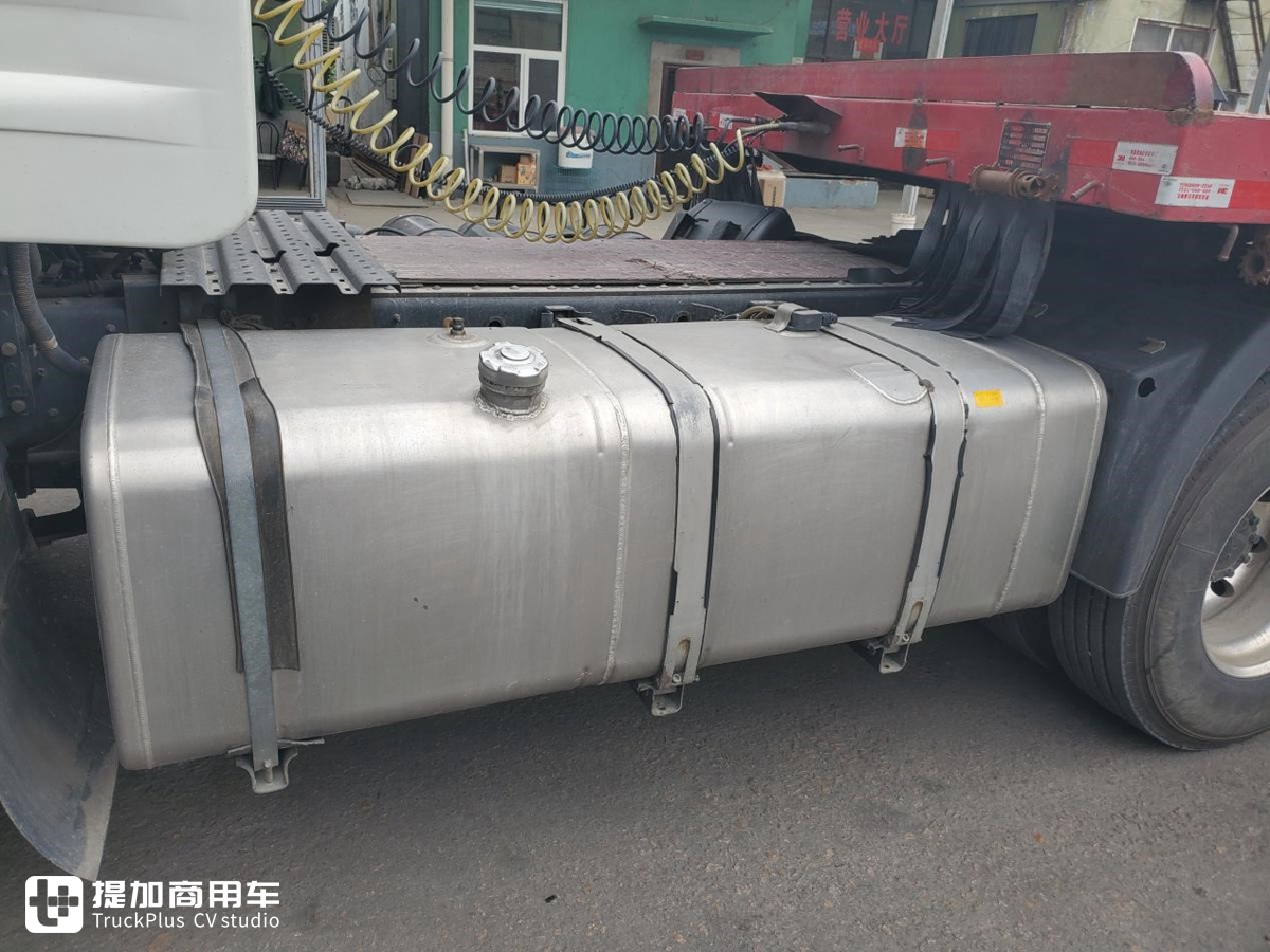 庆铃产的五十铃VC46牵引车，车主说当时花40万买的，发动机用起来很省油 - 第14张