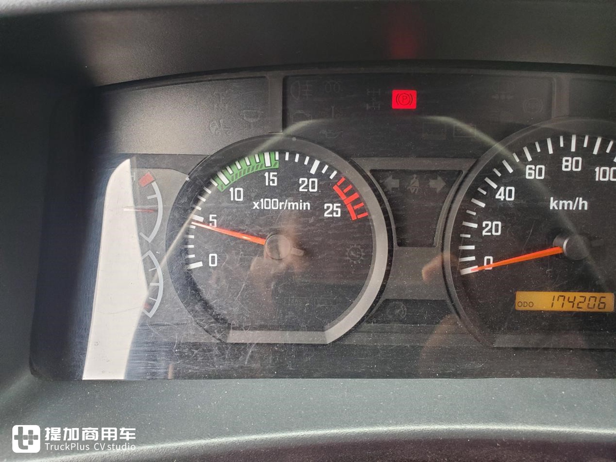 庆铃产的五十铃VC46牵引车，车主说当时花40万买的，发动机用起来很省油 - 第16张