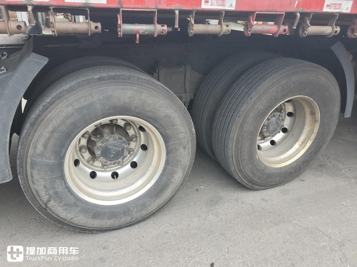 庆铃产的五十铃VC46牵引车，车主说当时花40万买的，发动机用起来很省油 - 第17张