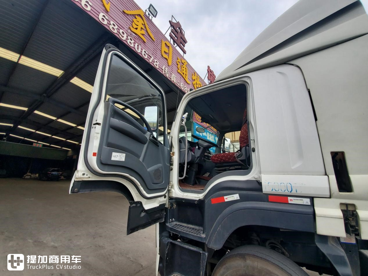 庆铃产的五十铃VC46牵引车，车主说当时花40万买的，发动机用起来很省油 - 第19张