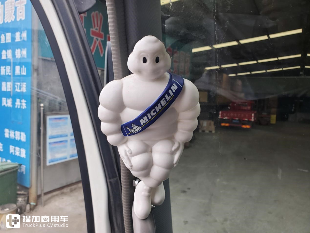 庆铃产的五十铃VC46牵引车，车主说当时花40万买的，发动机用起来很省油 - 第20张