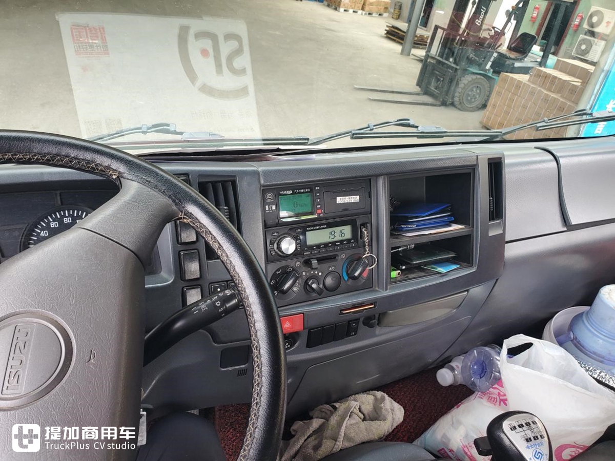 庆铃产的五十铃VC46牵引车，车主说当时花40万买的，发动机用起来很省油 - 第22张