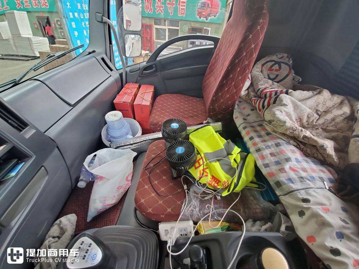 庆铃产的五十铃VC46牵引车，车主说当时花40万买的，发动机用起来很省油 - 第23张