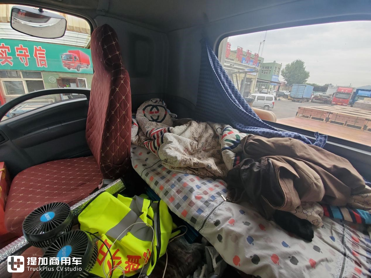 庆铃产的五十铃VC46牵引车，车主说当时花40万买的，发动机用起来很省油 - 第25张