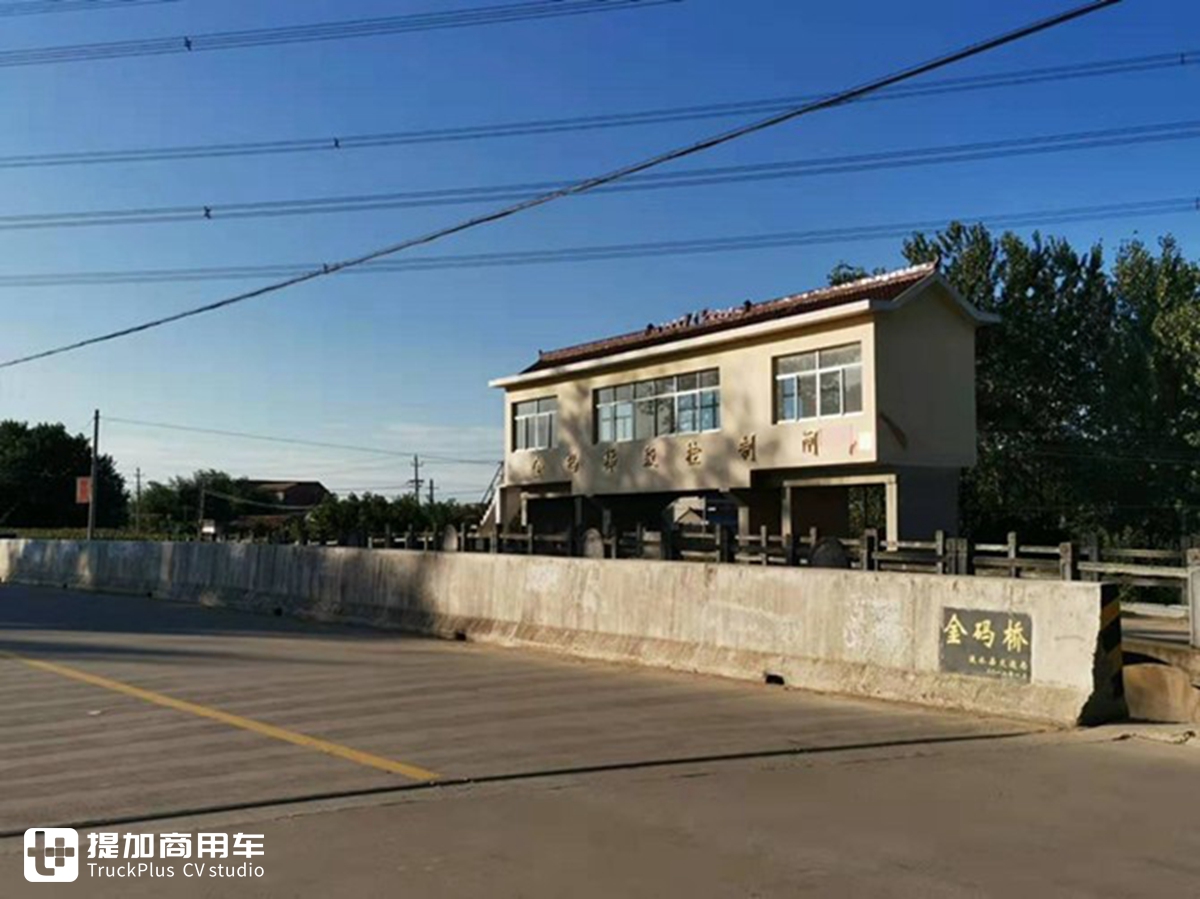 少年溺水,众人河边围观,路过半挂司机却果断跳水救人!20分钟救起一条人命! - 第2张 - 提加商用车网 少年溺水,众人河边围观,路过半挂司机却果断跳水救人!20分钟救起一条人命! - 第2张