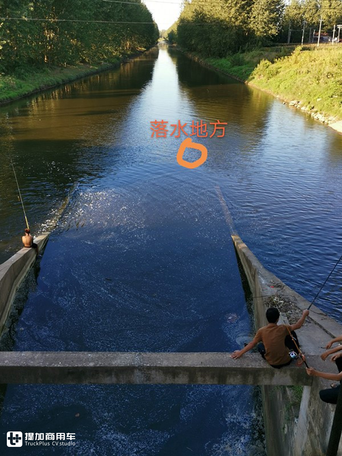 少年溺水,众人河边围观,路过半挂司机却果断跳水救人!20分钟救起一条人命! - 第1张 - 提加商用车网 少年溺水,众人河边围观,路过半挂司机却果断跳水救人!20分钟救起一条人命! - 第1张