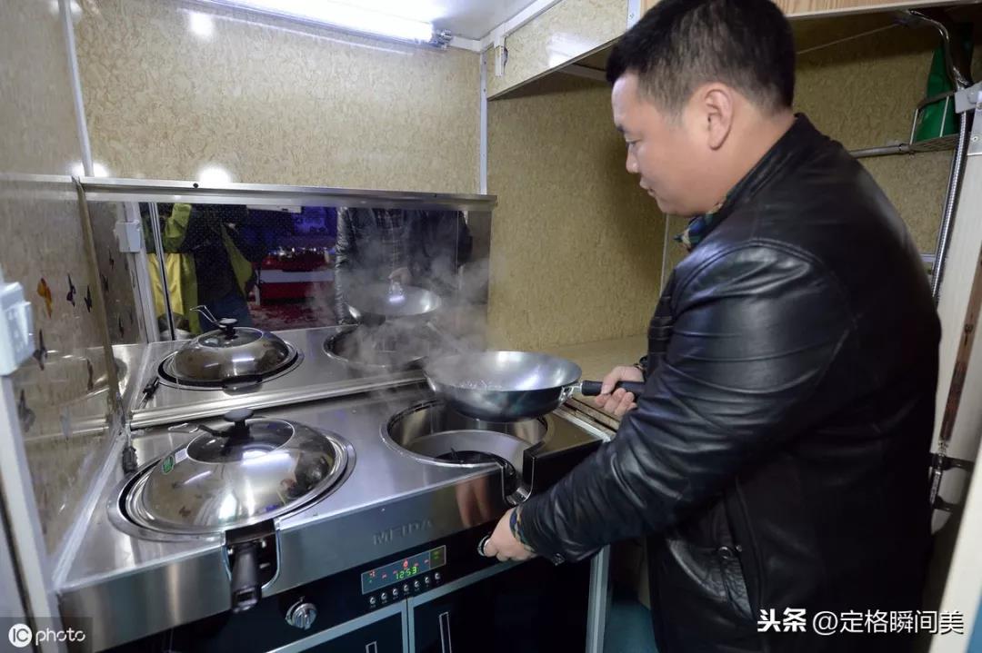 4位老板耗资27万，把货车改装成移动“别墅”，3居室24平方可住12人 - 第5张