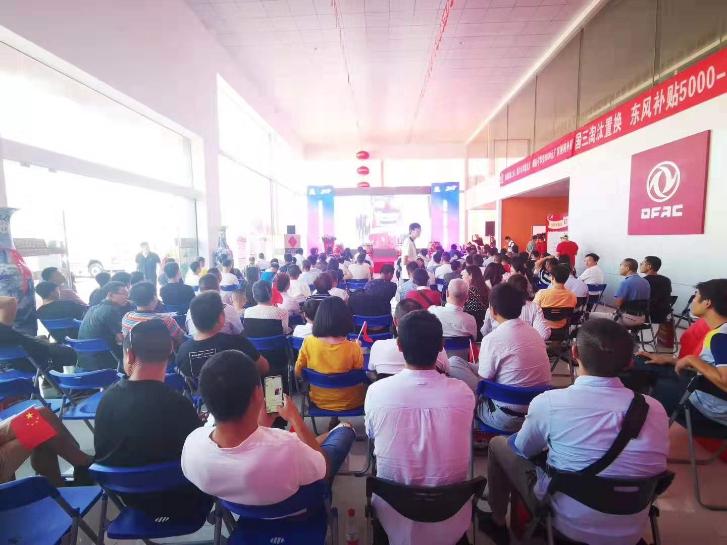 平均1分钟卖出1台东风轻卡 ，东风轻型车20周年团购钜惠席卷江城 - 第2张