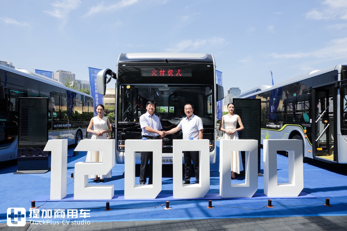 国内城市公交的探路者,宇通新世纪以来公交造型大盘点(一) - 第1张 - 提加商用车网 国内城市公交的探路者,宇通新世纪以来公交造型大盘点(一) - 第1张