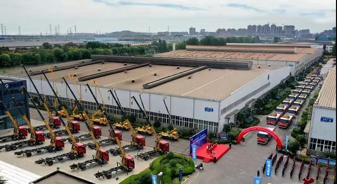 采用欧曼ETX随车起重运输车的50台徐工一体化随车起重机进军中东！ - 第1张