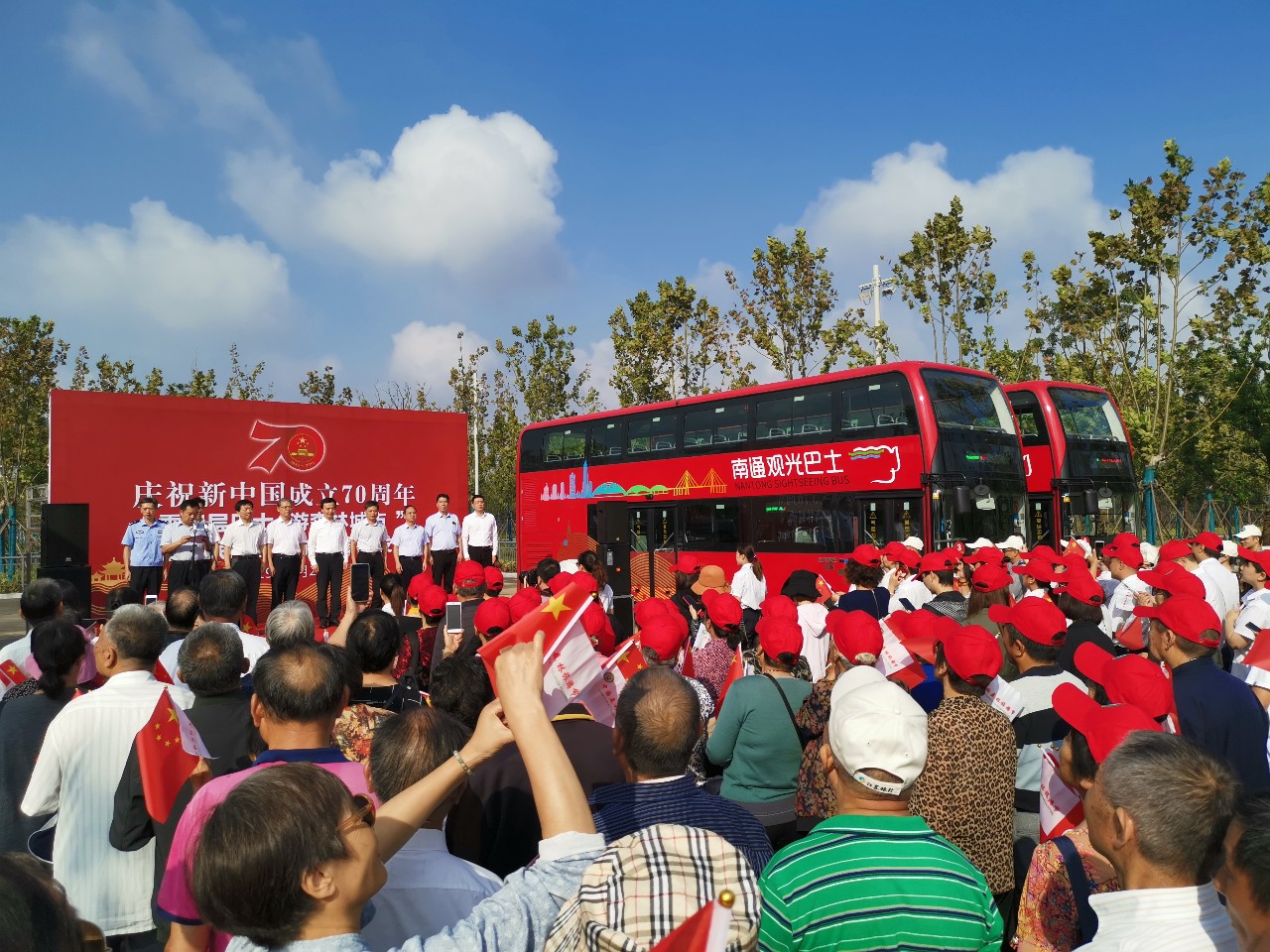 金龙纯电动双层观光巴士南通上线,炫丽红装为国庆添彩 - 第2张 - 提加商用车网 金龙纯电动双层观光巴士南通上线,炫丽红装为国庆添彩 - 第2张