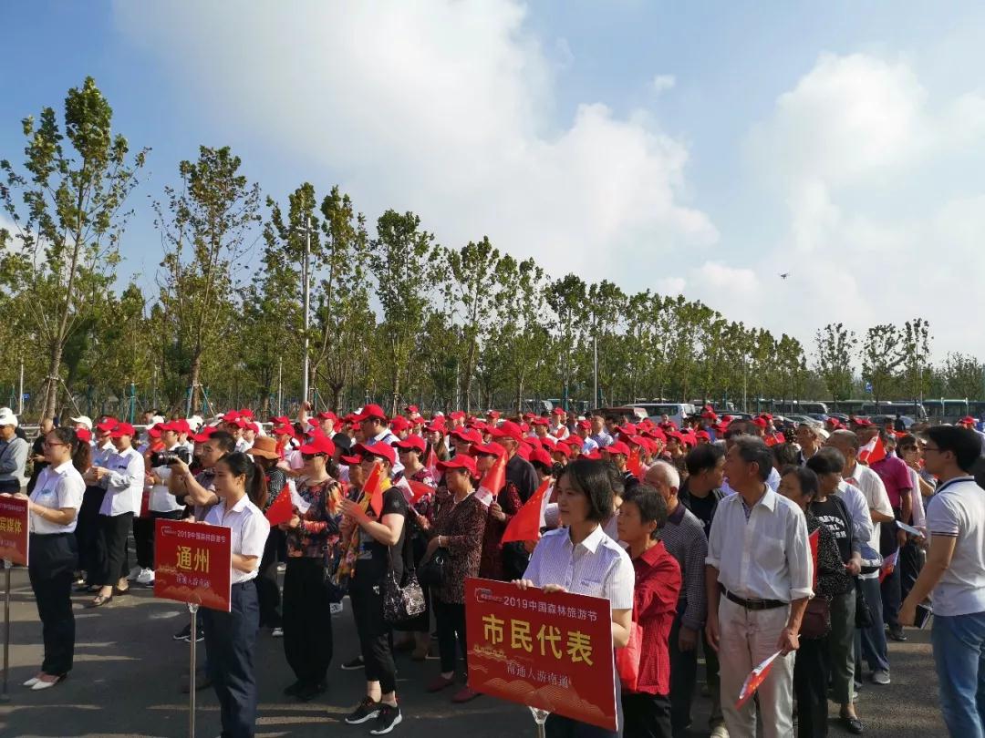 金龙纯电动双层观光巴士南通上线，炫丽红装为国庆添彩 - 第3张