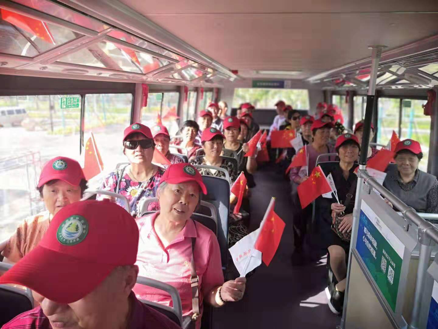 金龙纯电动双层观光巴士南通上线,炫丽红装为国庆添彩 - 第4张 - 提加商用车网 金龙纯电动双层观光巴士南通上线,炫丽红装为国庆添彩 - 第4张