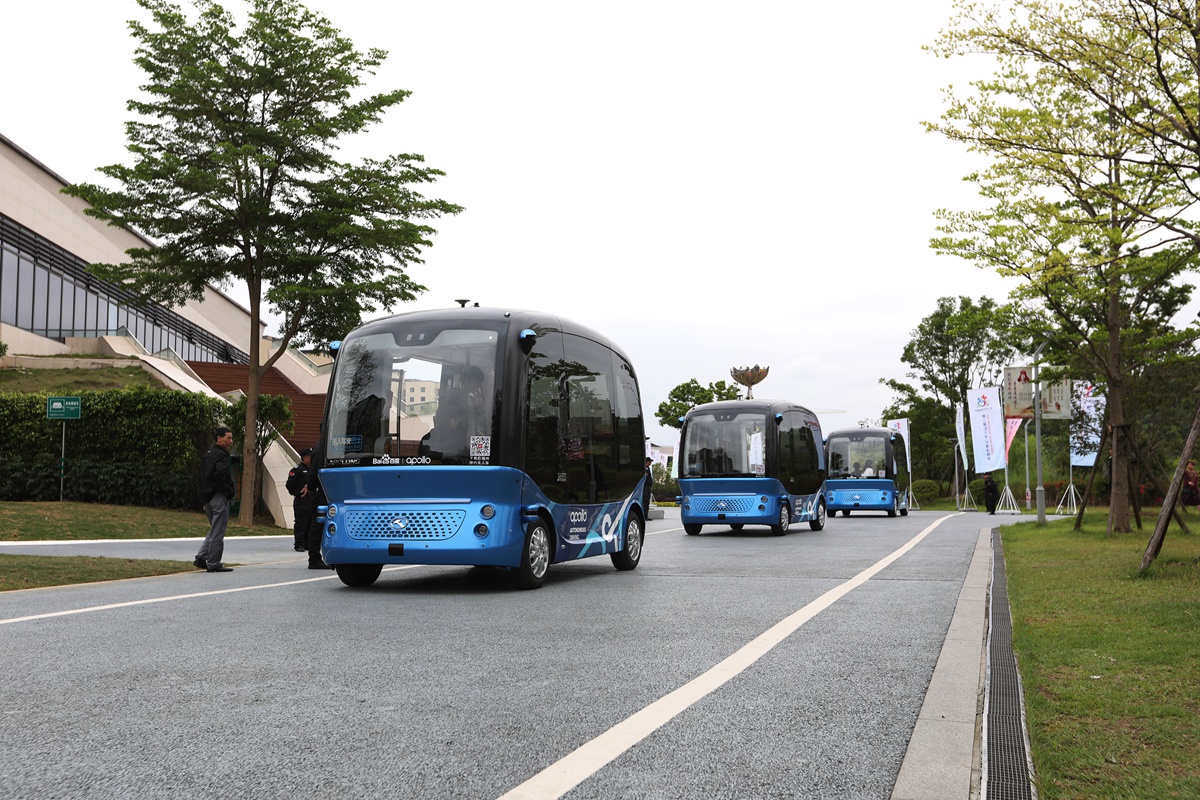 自豪!金龙阿波龙荣登央视《共和国发展成就巡礼》 - 第6张 - 提加商用车网 自豪!金龙阿波龙荣登央视《共和国发展成就巡礼》 - 第6张