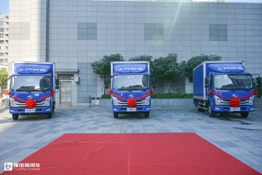 德邦快递最近还定制了一批跃进轻卡，涂装“亮”，配置也很人性化 - 第1张