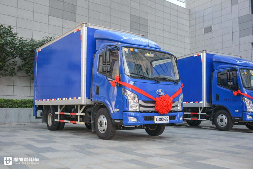 德邦快递最近还定制了一批跃进轻卡，涂装“亮”，配置也很人性化 - 第4张