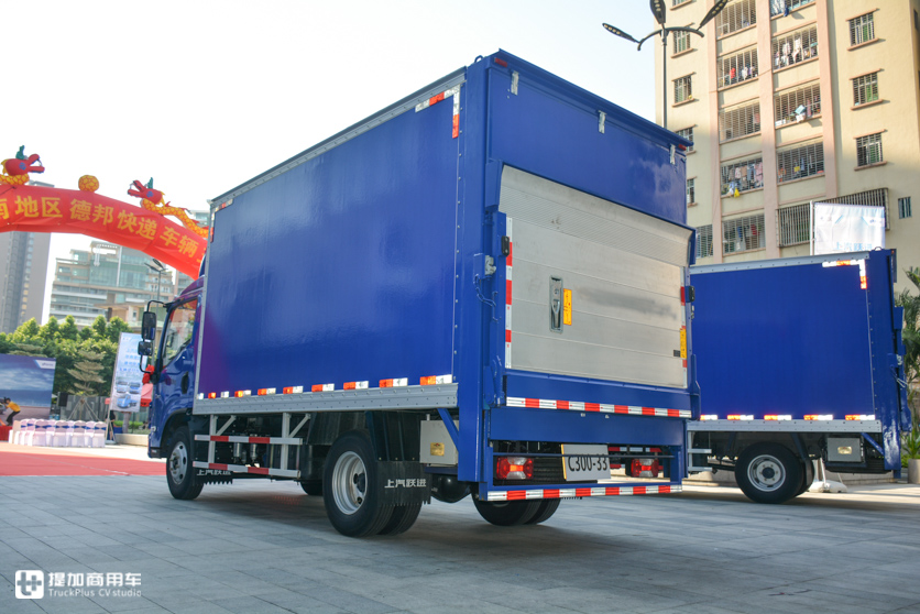 德邦快递最近还定制了一批跃进轻卡，涂装“亮”，配置也很人性化 - 第5张