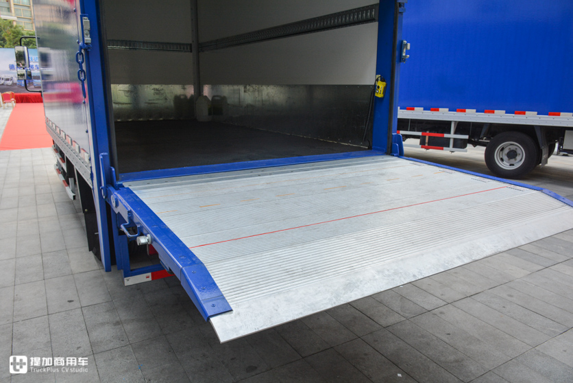 德邦快递最近还定制了一批跃进轻卡，涂装“亮”，配置也很人性化 - 第8张