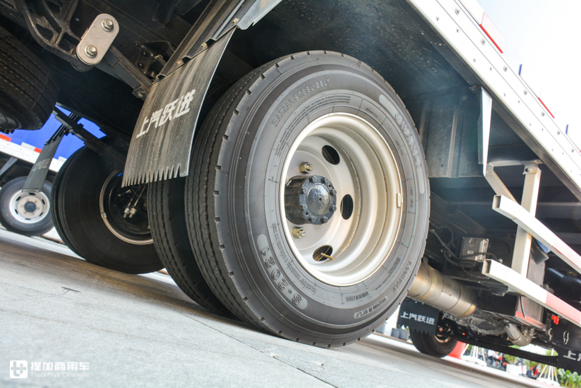 德邦快递最近还定制了一批跃进轻卡，涂装“亮”，配置也很人性化 - 第9张