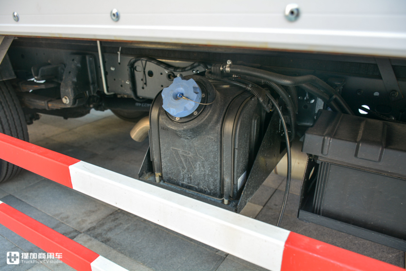 德邦快递最近还定制了一批跃进轻卡，涂装“亮”，配置也很人性化 - 第11张