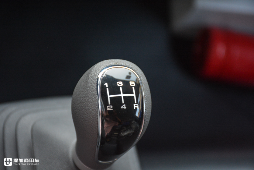 德邦快递最近还定制了一批跃进轻卡，涂装“亮”，配置也很人性化 - 第13张