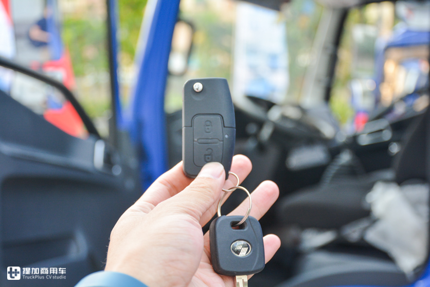 德邦快递最近还定制了一批跃进轻卡，涂装“亮”，配置也很人性化 - 第15张