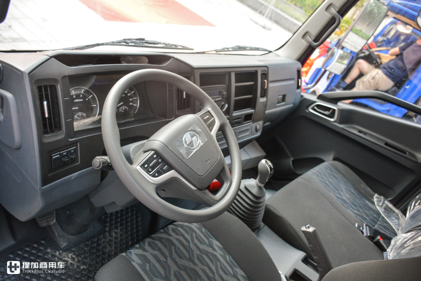 德邦快递最近还定制了一批跃进轻卡，涂装“亮”，配置也很人性化 - 第16张