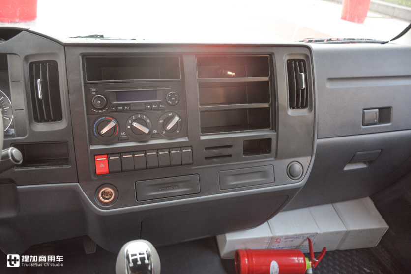 德邦快递最近还定制了一批跃进轻卡，涂装“亮”，配置也很人性化 - 第17张