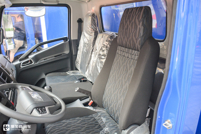 德邦快递最近还定制了一批跃进轻卡，涂装“亮”，配置也很人性化 - 第18张