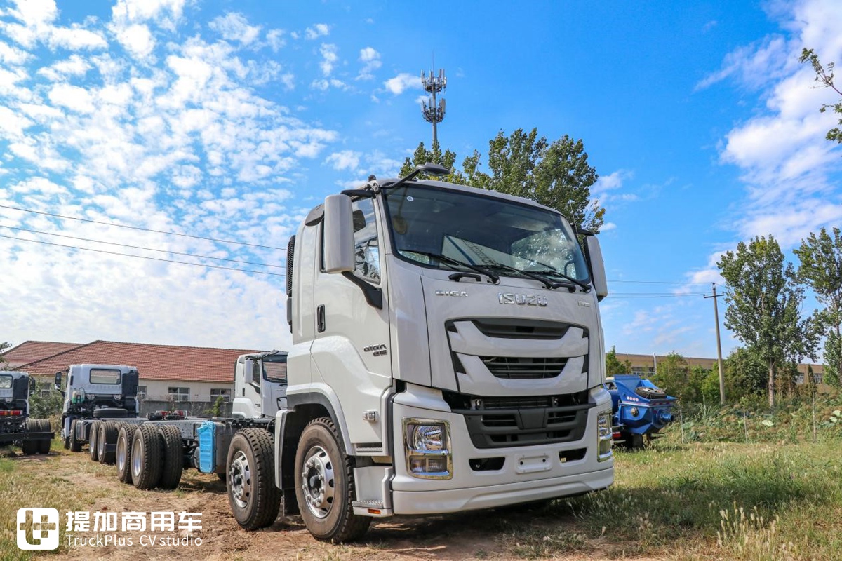 深入改装厂实拍庆铃巨咖前四后八泵车底盘，没想到还是国六版本 - 第2张