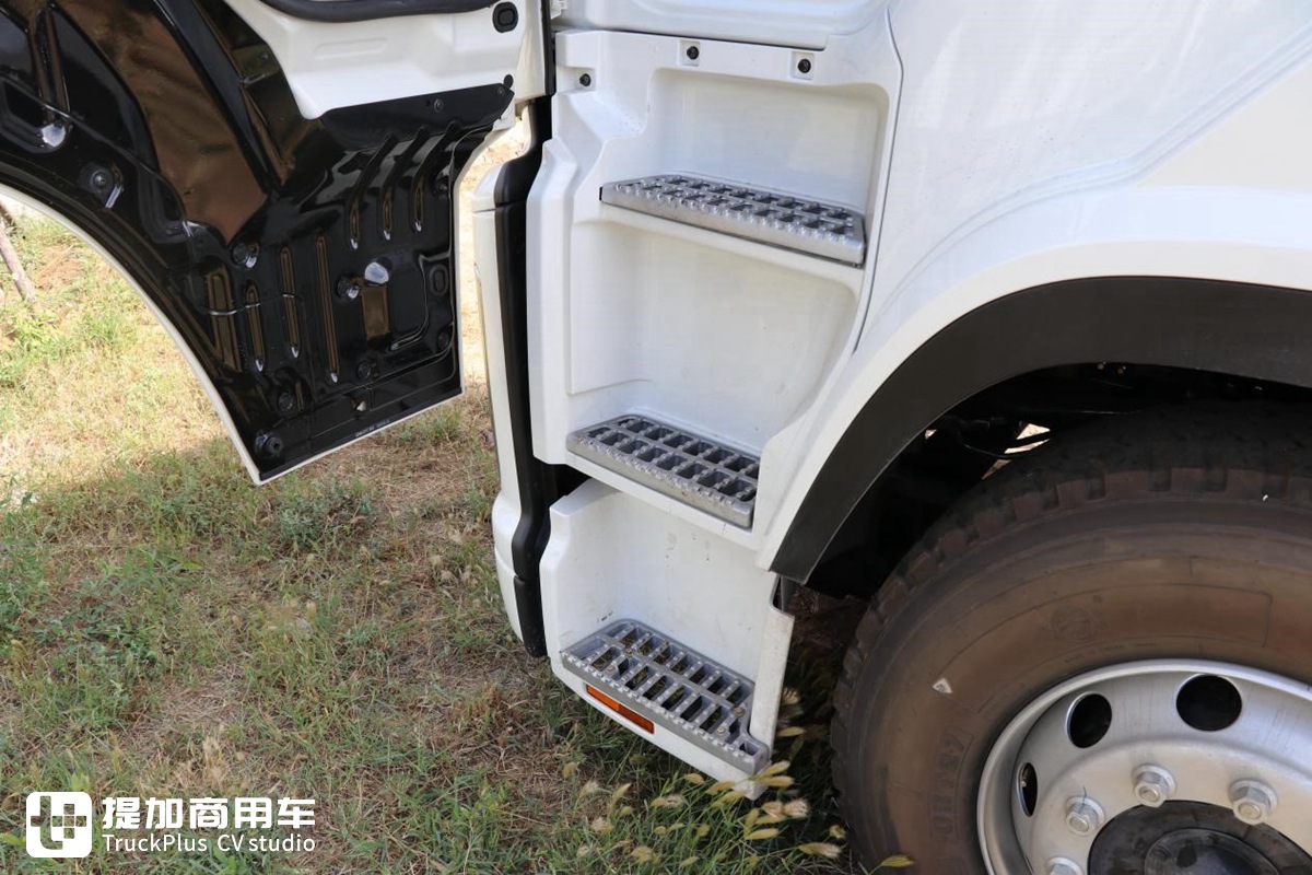 深入改装厂实拍庆铃巨咖前四后八泵车底盘，没想到还是国六版本 - 第7张