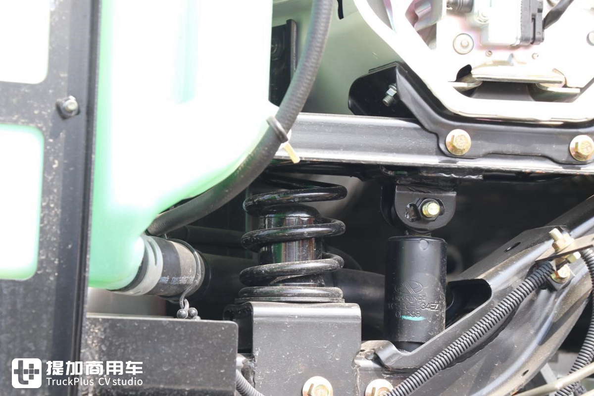 深入改装厂实拍庆铃巨咖前四后八泵车底盘，没想到还是国六版本 - 第8张