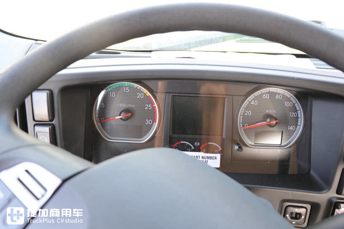 深入改装厂实拍庆铃巨咖前四后八泵车底盘，没想到还是国六版本 - 第10张