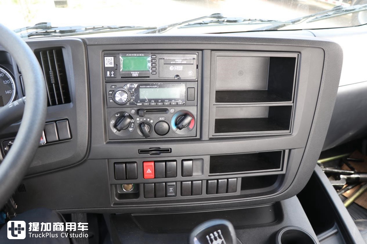 深入改装厂实拍庆铃巨咖前四后八泵车底盘，没想到还是国六版本 - 第11张